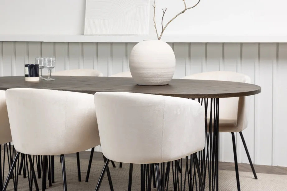 Ovaalne söögilaud Stone mokka viimistlusega ja kuus velvetkattega Berit tooli, GR22820 – 9