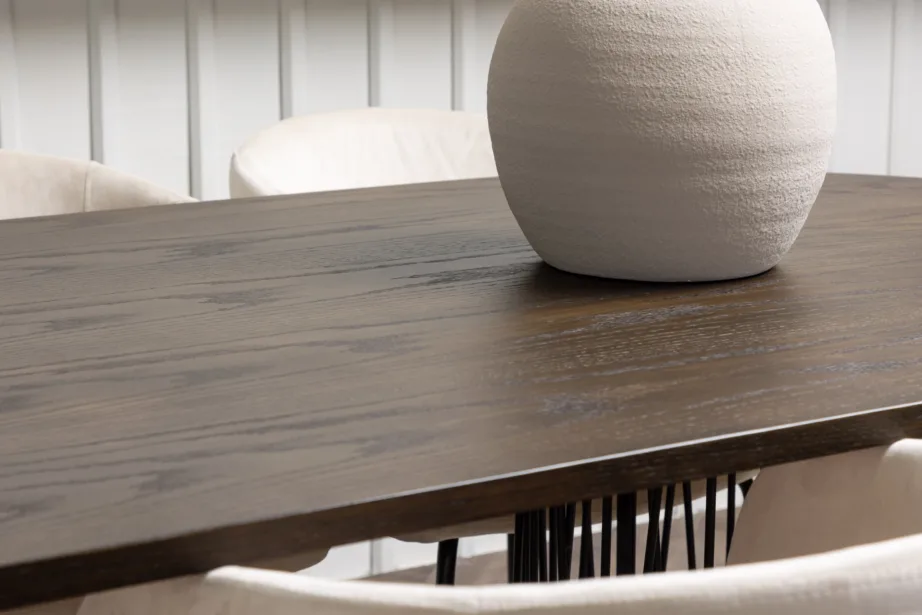 Ovaalne söögilaud Stone mokka viimistlusega ja kuus velvetkattega Berit tooli, GR22820 – 11