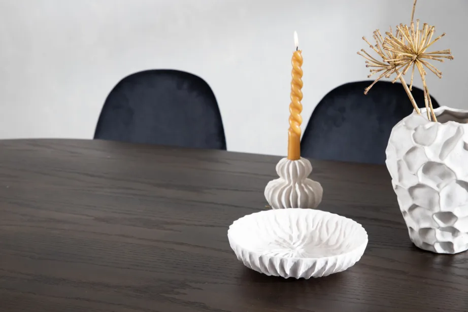 Ovaalne söögilaud Stone mokka viimistlusega ja mustad sametist söögitoolid Polar, GR22822 – 11