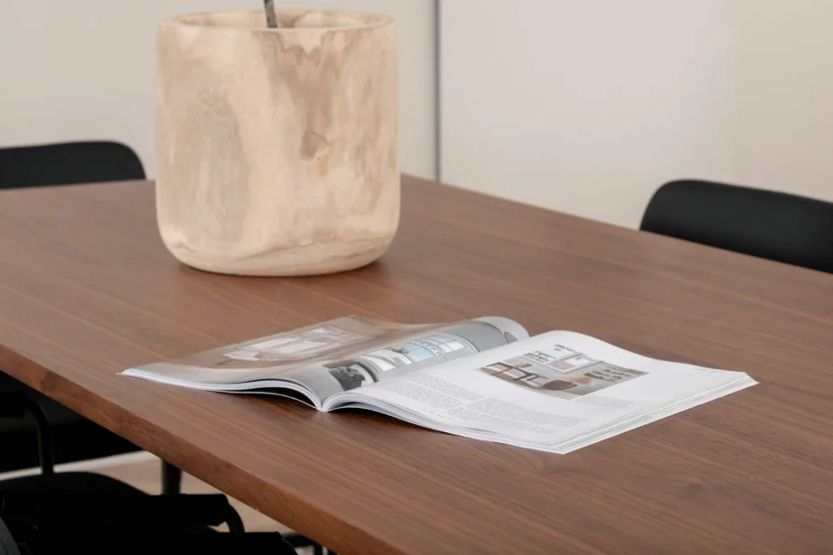 Pähklispooniga söögilaud Uno ja mustad kunstnahast toolid (6 tk), GR22390 – 7