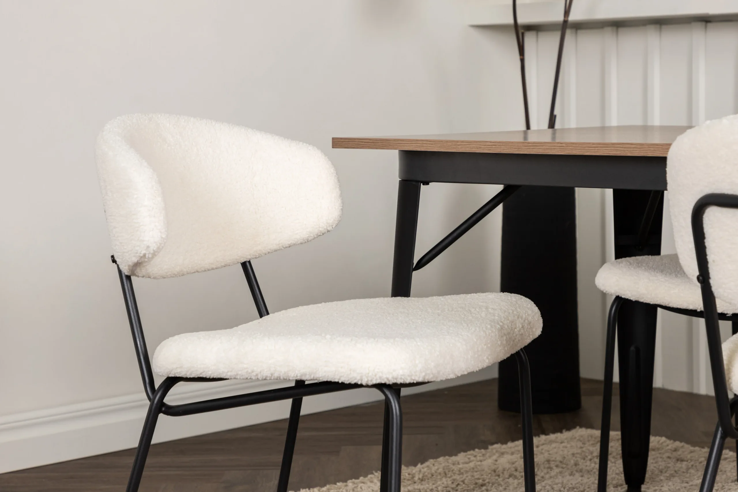 Pähklitooni MDF lauaga söögilaud Tempe ja valgete buklee toolidega Chico (4 tk) - GR22982