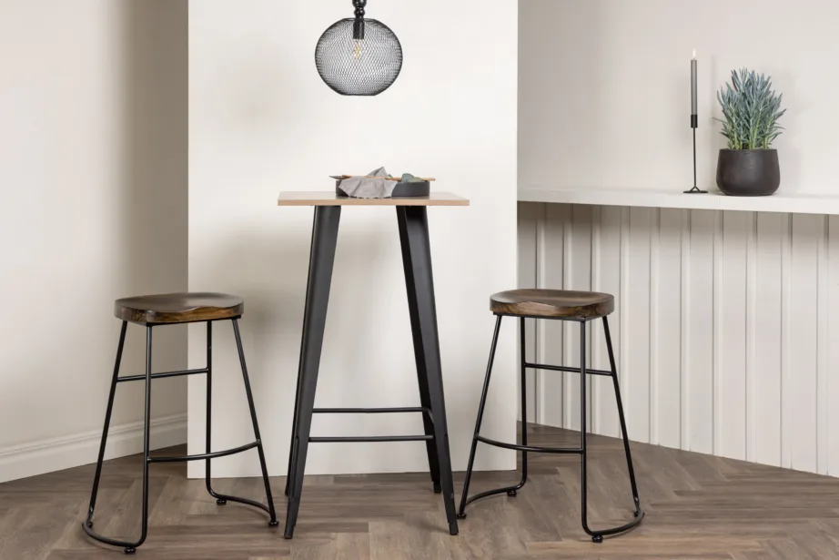 Pähklitooni baarilaud Tempe ja musta raamiga Ozark baaritoolid, GR23437 – 8