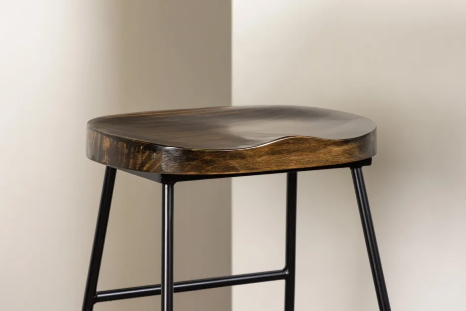 Pähklitooni baarilaud Tempe ja musta raamiga Ozark baaritoolid, GR23437 – 9