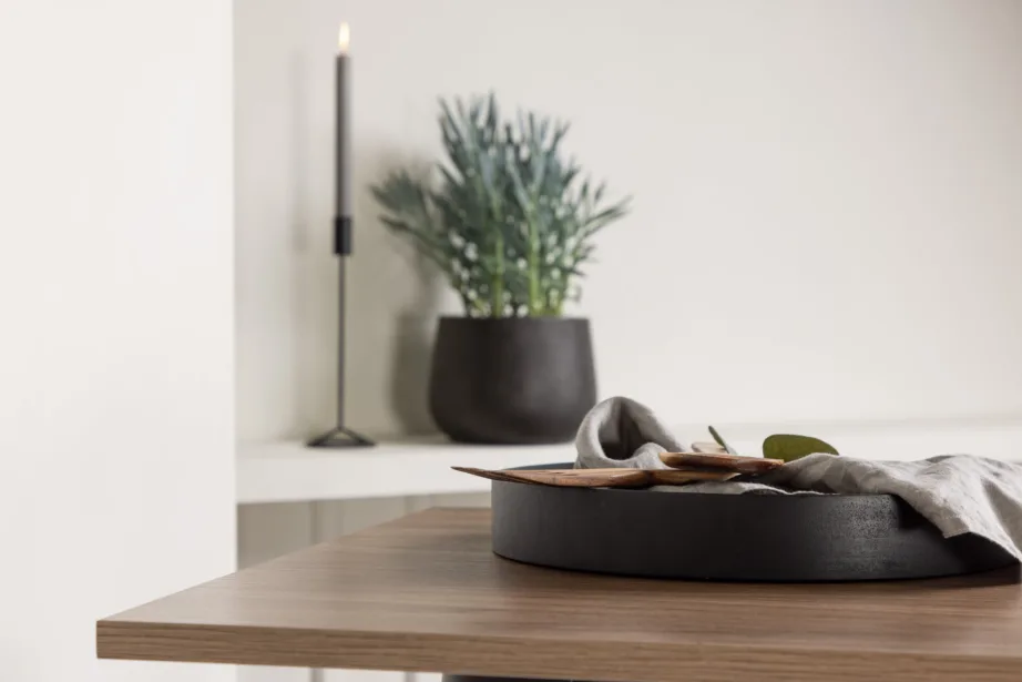 Pähklitooni baarilaud Tempe ja musta raamiga Ozark baaritoolid, GR23437 – 10