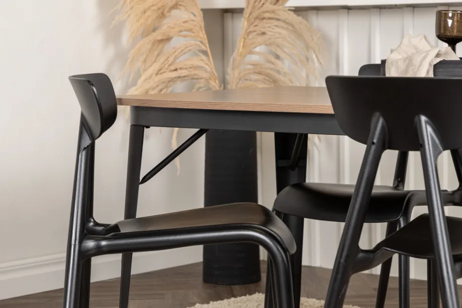 Pähkliviimistlusega söögilaud Tempe ja mustad plastiktoolid Ursholmen (4 tooli), GR22993 – 9