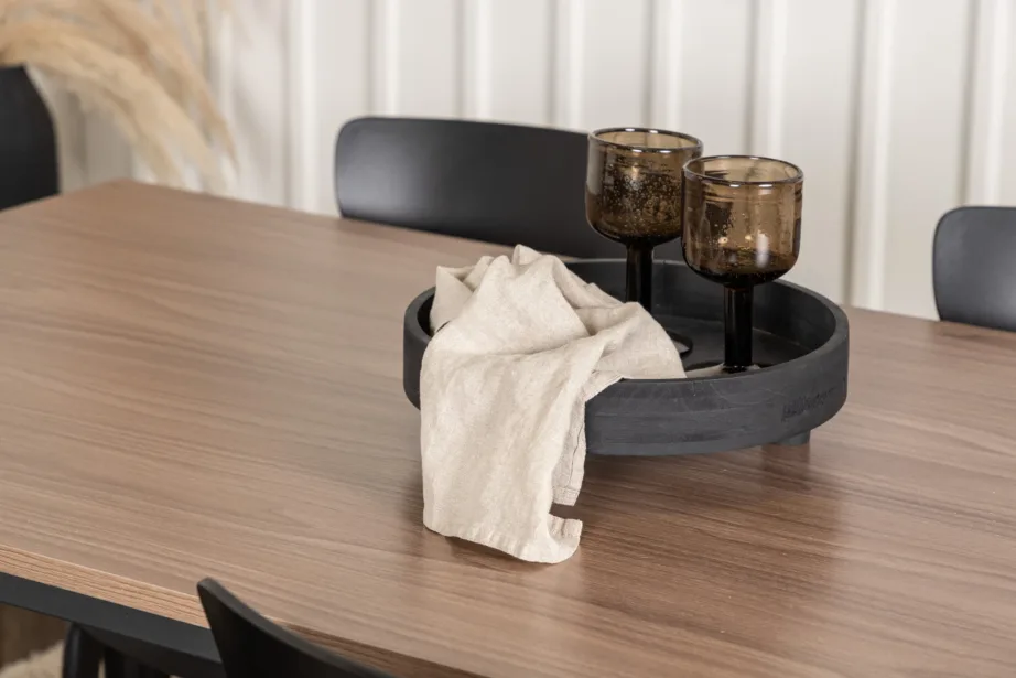 Pähkliviimistlusega söögilaud Tempe ja mustad plastiktoolid Ursholmen (4 tooli), GR22993 – 10