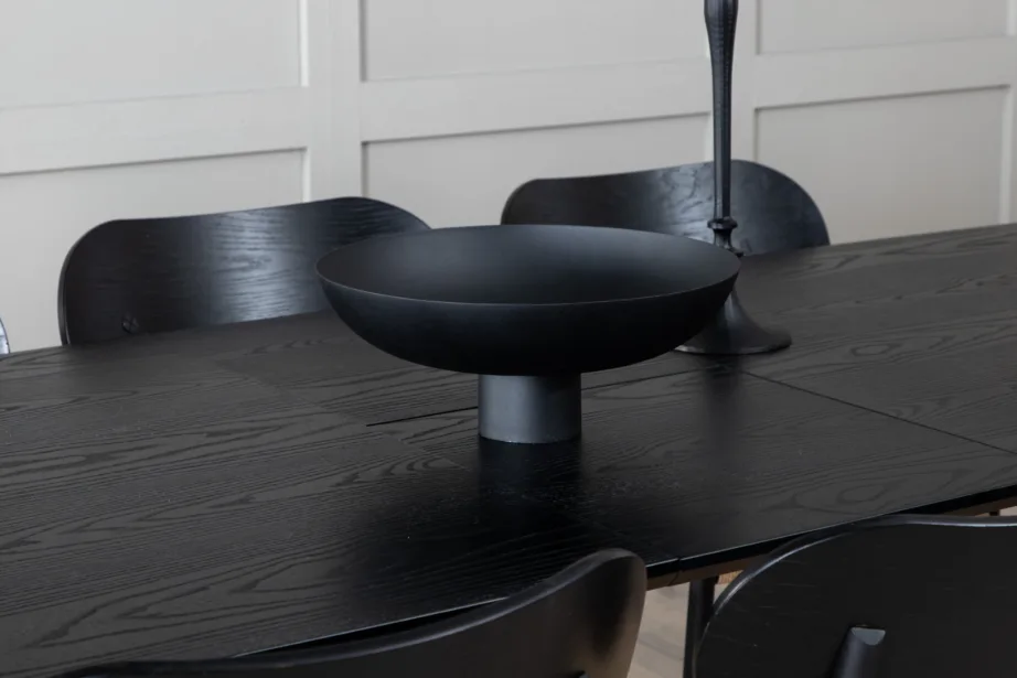 Pikendatav must söögilaud Gold messingdetailidega ja rotangist istmega must metalltool Polly, GR23966 – 6