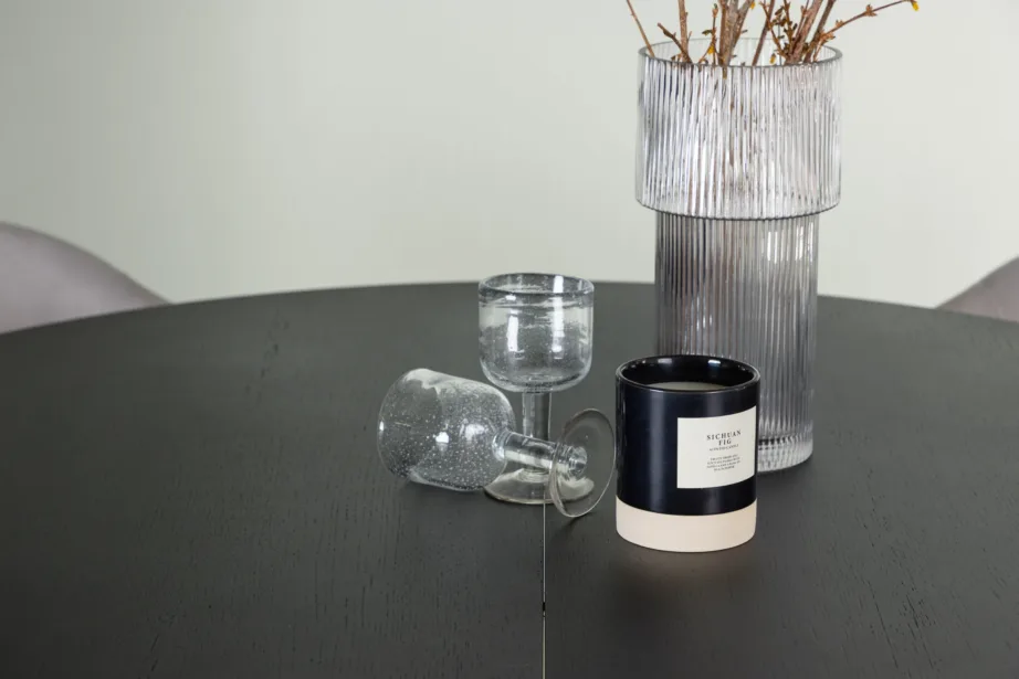 Pikendatav ümmargune söögilaud Matilda ja helehalli velvetkattega metallraamil toolid Evelina, GR23541 – 7