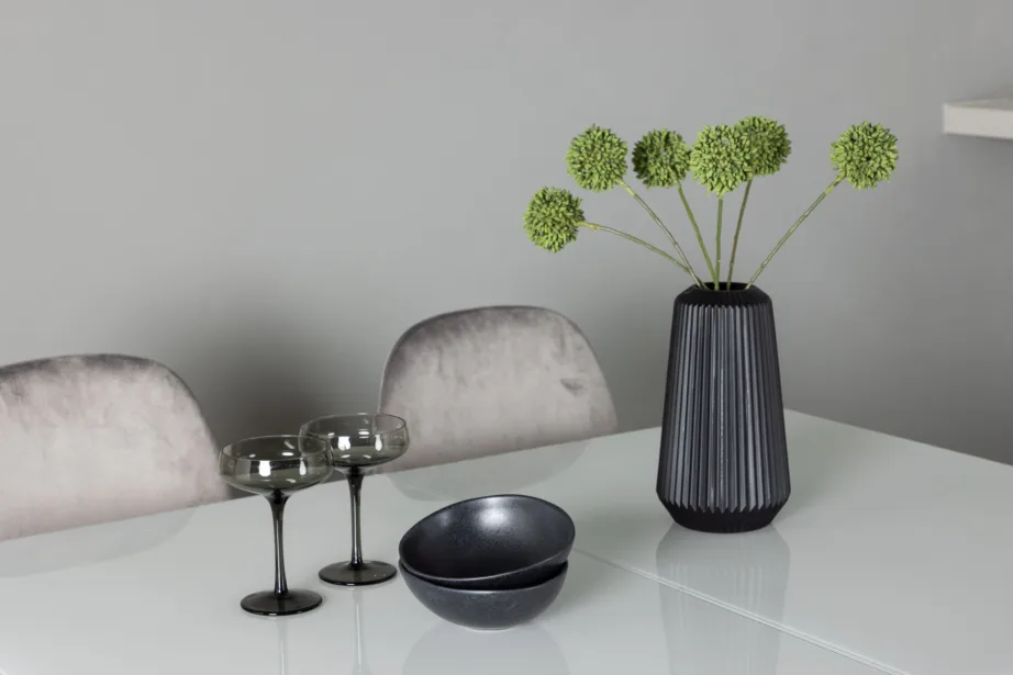 Pikendatav valge söögilaud Pluto ja helehallid velvetkangaga söögitoolid Eva, GR23597 – 7