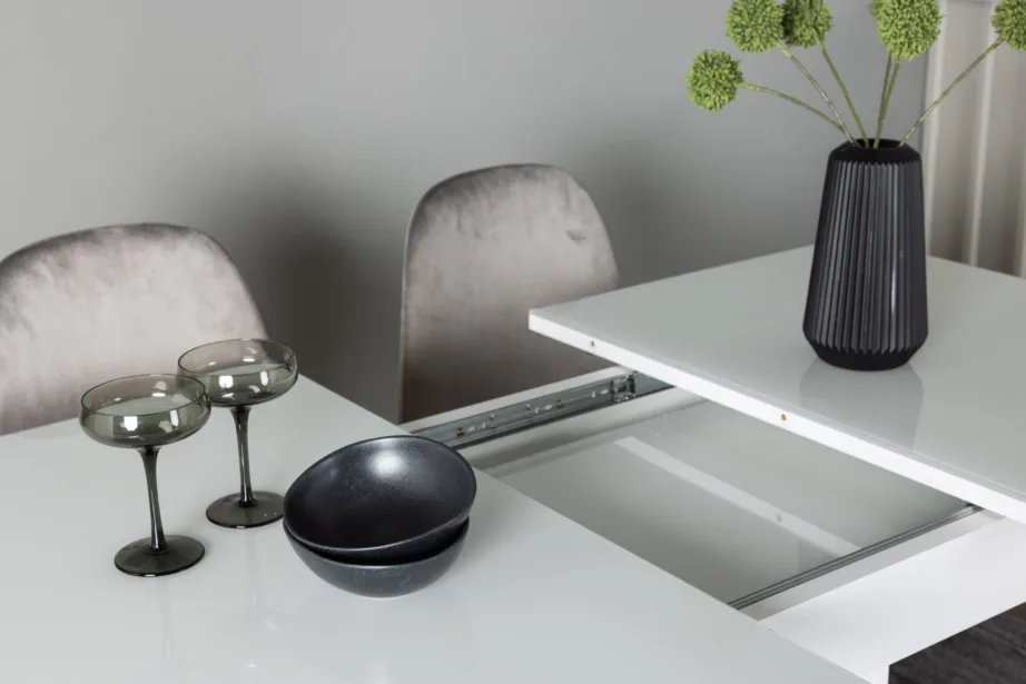 Pikendatav valge söögilaud Pluto ja helehallid velvetkangaga söögitoolid Eva, GR23597 – 8