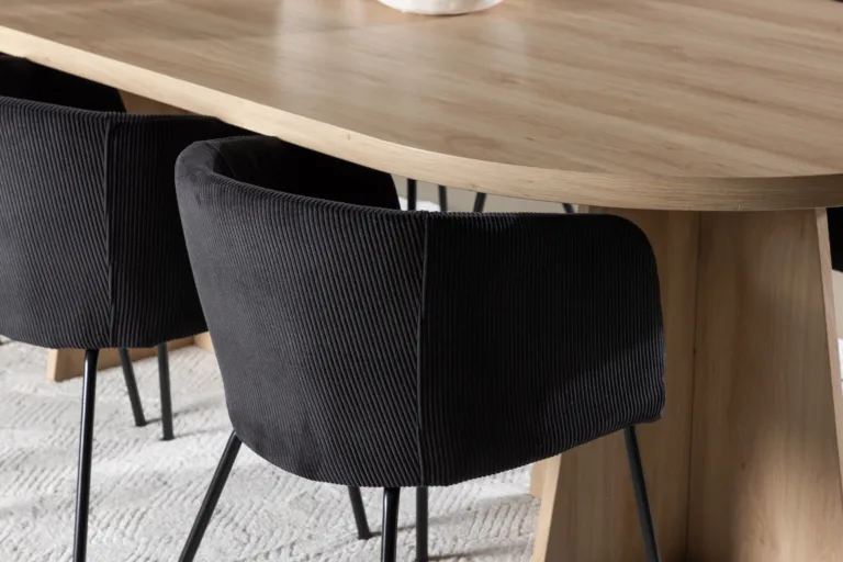 Piklik söögilaud Bootcut (valge peits, 230x115 cm) ja mustad kangastoolid Berit - GR24557