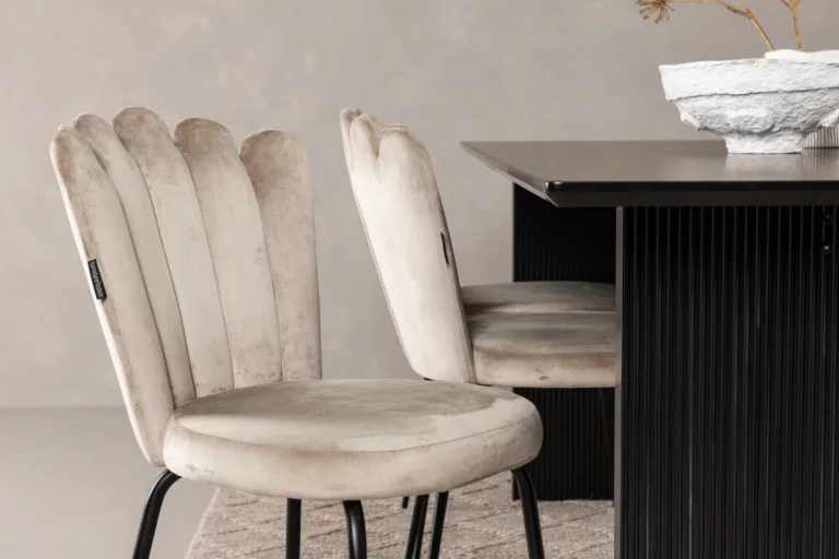 Piklik söögilaud Vail (must MDF) koos beežide Limhamn velvettoolidega - GR22970
