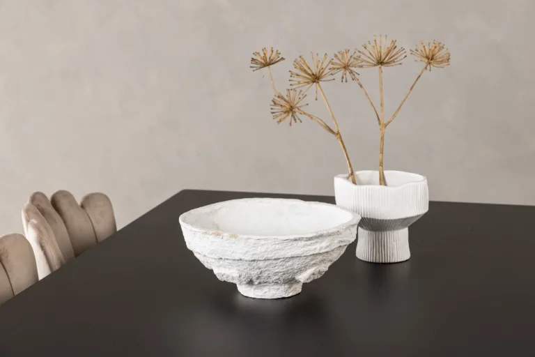 Piklik söögilaud Vail (must MDF) koos beežide Limhamn velvettoolidega - GR22970