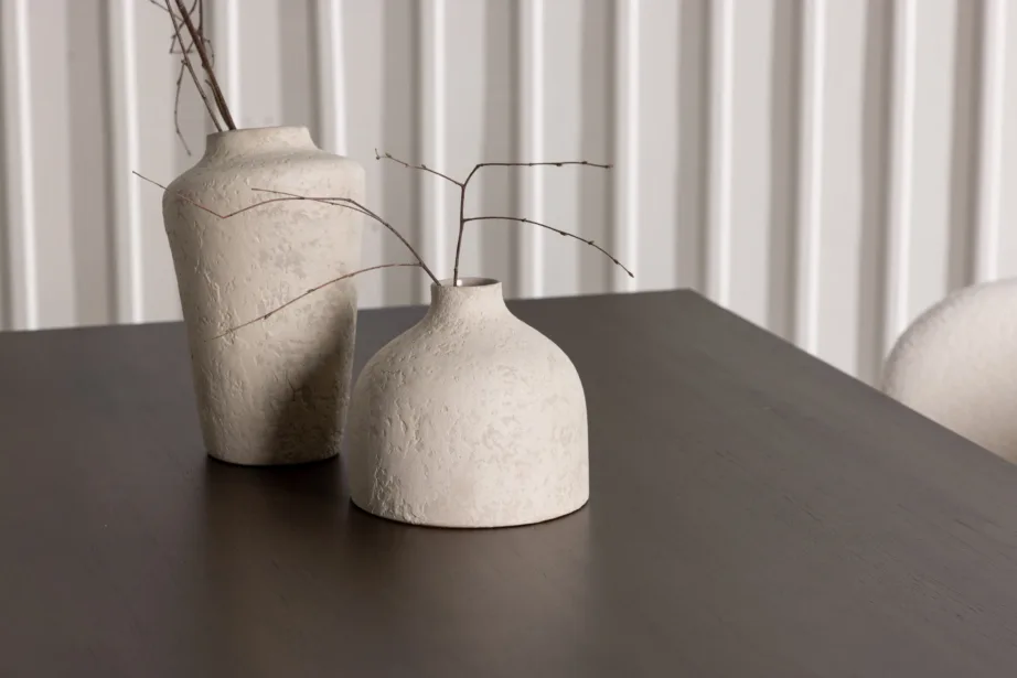 Põhjamaine söögitoakomplekt Kaseindon – tumepruun laud ja valged buklee-kangaga Edina toolid, GR23867 – 7