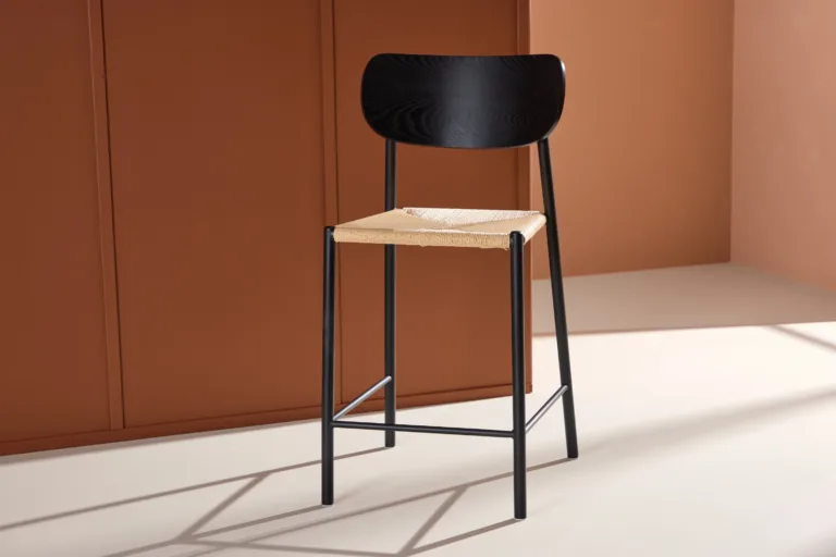 Polly baaritool musta metallraami ja rotangist istmega - 61933-123