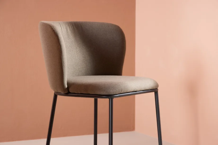 Pruun polüesterlinane söögitool musta terasraamiga Edina, 61919-103 – 9