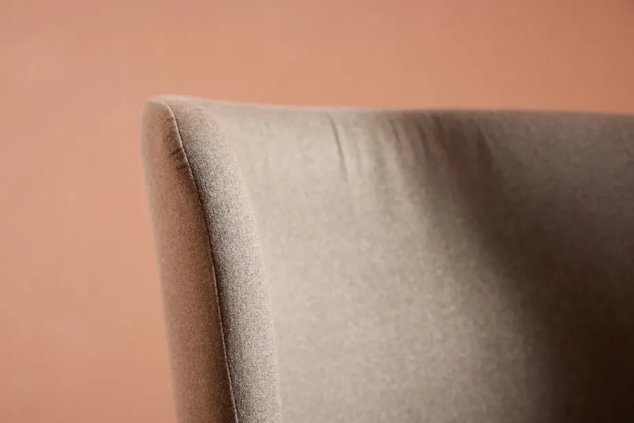 Pruun polüesterlinane söögitool musta terasraamiga Edina, 61919-103 – 11