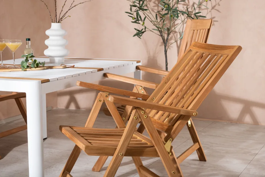 Aiamööbli komplekt Togo – valge alumiiniumist laud ja tiigipuust reguleeritavad toolid, GR22748 – 8