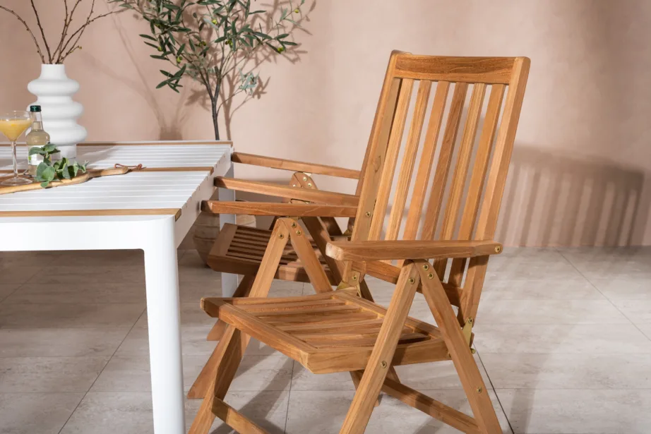 Aiamööbli komplekt Togo – valge alumiiniumist laud ja tiigipuust reguleeritavad toolid, GR22748 – 9