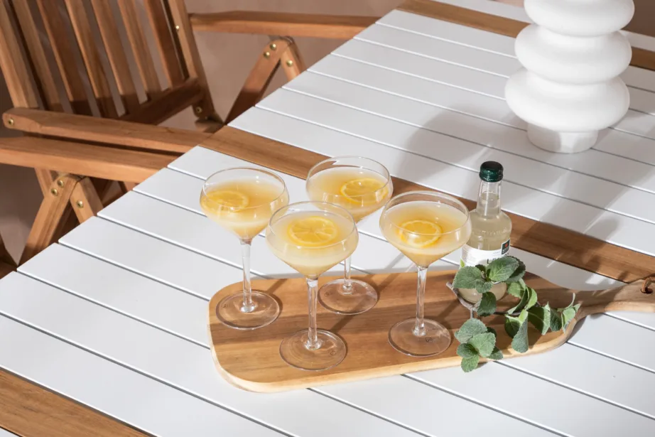 Aiamööbli komplekt Togo – valge alumiiniumist laud ja tiigipuust reguleeritavad toolid, GR22748 – 10