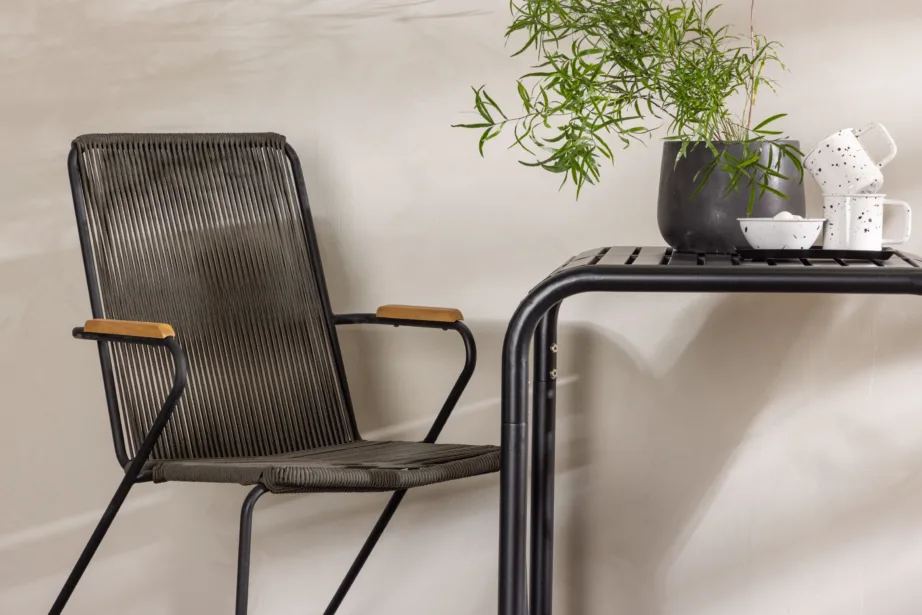 Ristkülikukujuline aiakomplekt Borneo – must alumiiniumlaud 70×70 cm ja kaks tumehalli köiest isteosaga tooli teak-puidust käetugedega, GR23313 – 9