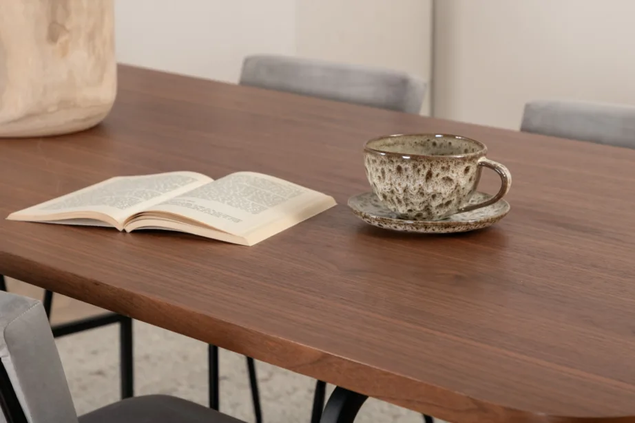 Uno ristkülikukujuline söögilaua komplekt, pähklispoon ja mustad polüestertoolid (6 tk), GR22146 – 25