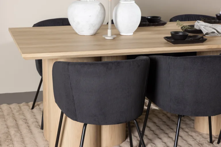 Ristkülikukujuline söögilauakomplekt: loodusliku viimistlusega Olivia söögilaud 210×100 cm ja 6 musta buklee-kattega tooli (Olivia, Berit) - GR24545
