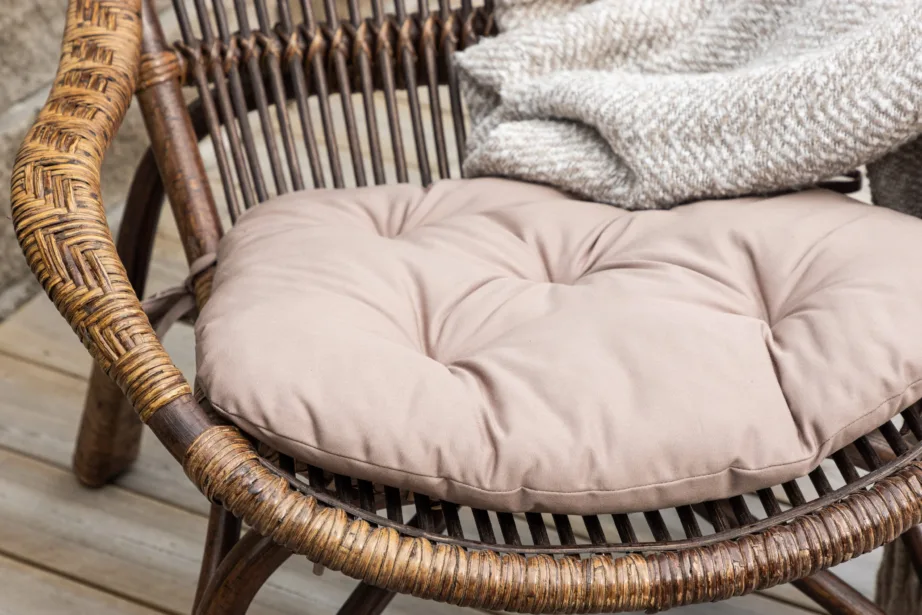 Rotangist lounge-tugitool tumbaga, tume pähkel, pehme beež padi (Ella), 7109-101 – 16