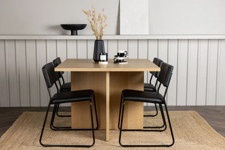 Ruudukujuline MDF söögilaud Leo tammetoonis ja mustad kunstnahast toolid Kenth, GR23583 – 5