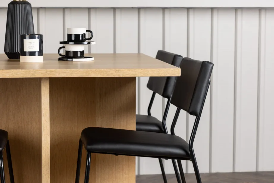 Ruudukujuline MDF söögilaud Leo tammetoonis ja mustad kunstnahast toolid Kenth, GR23583 – 6