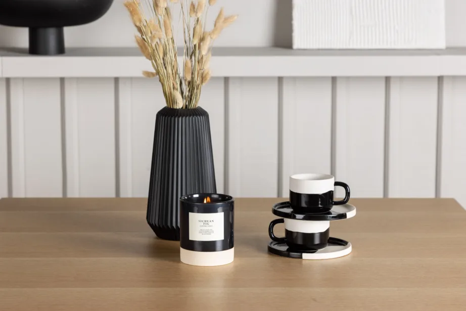 Ruudukujuline MDF söögilaud Leo tammetoonis ja mustad kunstnahast toolid Kenth, GR23583 – 7