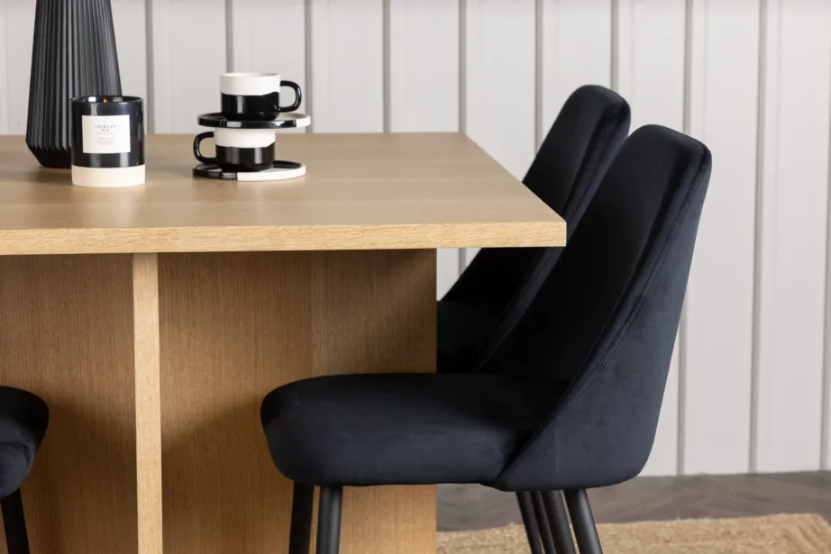 Ruudukujuline tamme tooni söögilaud Leo ja mustad velvetkattega toolid Night, GR23584 – 6