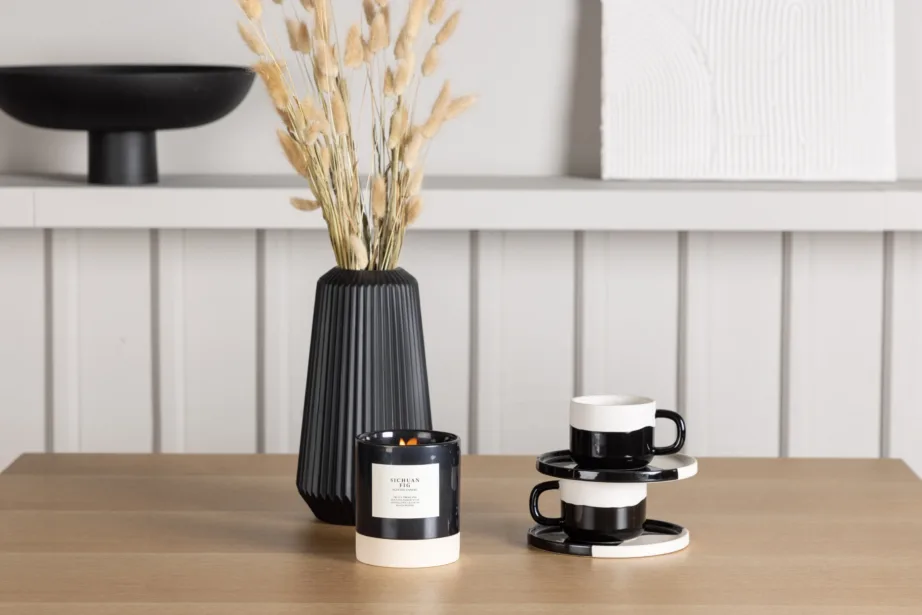 Ruudukujuline tamme tooni söögilaud Leo ja mustad velvetkattega toolid Night, GR23584 – 7