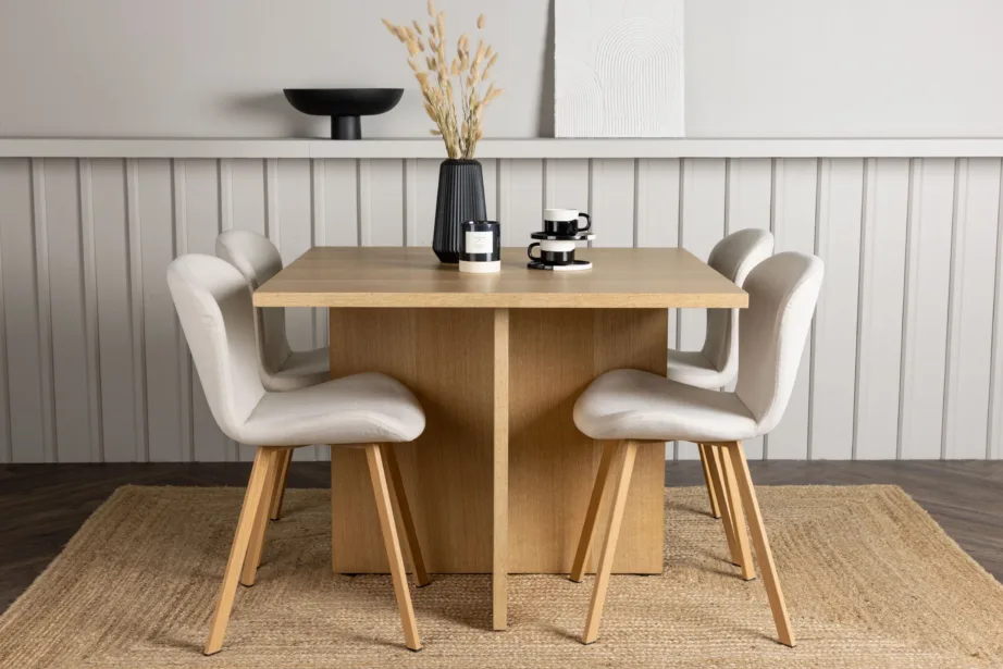 Ruudukujuline tammepuidu tooni söögilaud Leo ja beežid polsterdatud toolid Lilja, GR23580 – 5