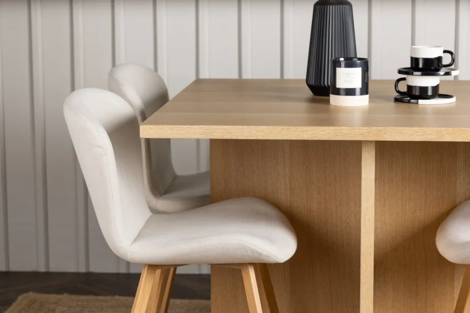 Ruudukujuline tammepuidu tooni söögilaud Leo ja beežid polsterdatud toolid Lilja, GR23580 – 6