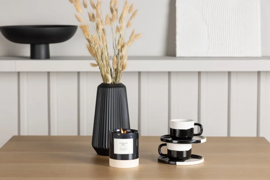 Ruudukujuline tammepuidu tooni söögilaud Leo ja beežid polsterdatud toolid Lilja, GR23580 – 7