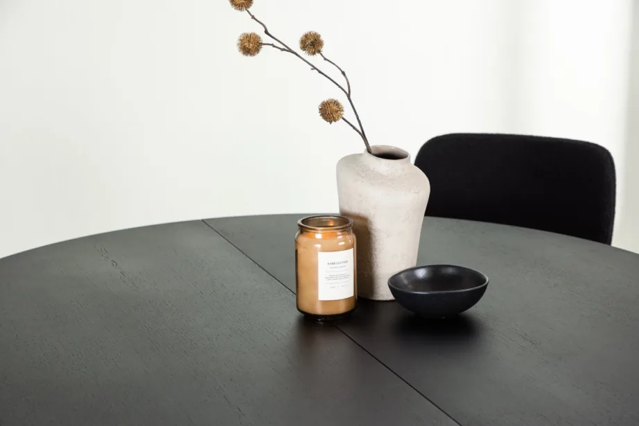 Skandinaavia stiilis ümmargune söögilaud Matilda ja mustad polsterdatud toolid Yesterday, GR23540 – 7