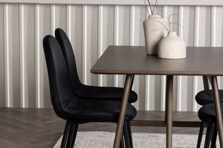 Söögilauakomplekt Kaseindon tumepruun lauaplaat ja mustad velvetkattega Polar toolid - GR23870
