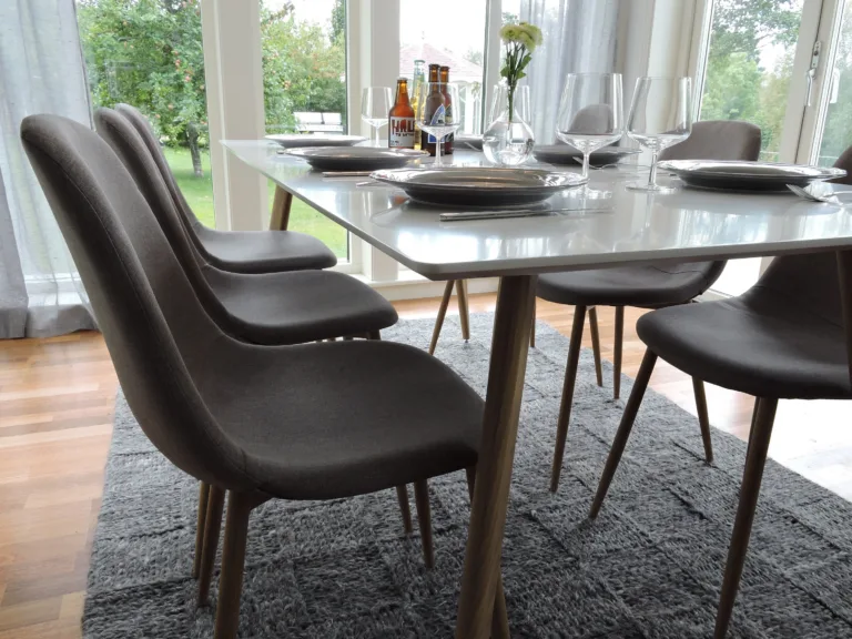 Söögirühm Polar: valge MDF laud ja 6 halli polsterdatud tooli (180x90 cm) - GR24187