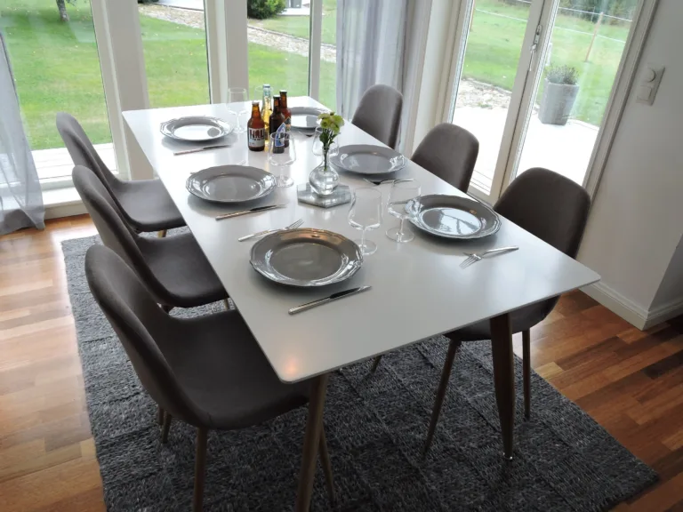 Söögirühm Polar: valge MDF laud ja 6 halli polsterdatud tooli (180x90 cm) - GR24187