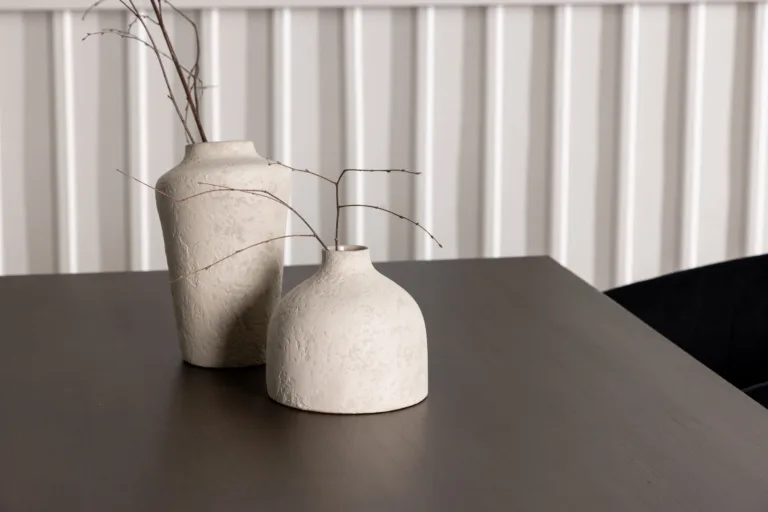 Söögitoakomplekt Kaseindon, tumepruun MDF laud ja mustad velvetkattega Selma toolid - GR23868