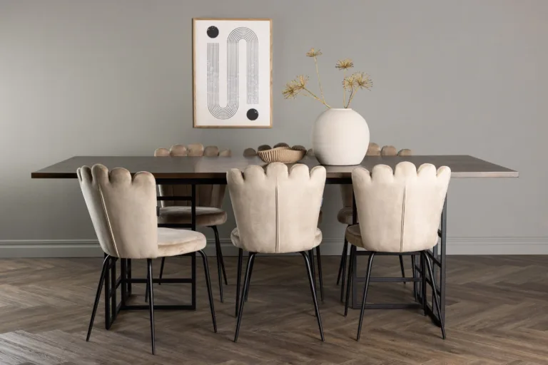 Söögitoakomplekt Ystad (moka tammepuitvineer, must metall) ja Limhamn velvetist söögitoolid (beež, mustad jalad) - GR23759