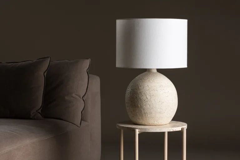 Terrakotast alus ja valge varjuga laualamp Tjörn (⌀40 cm) - 61813-101