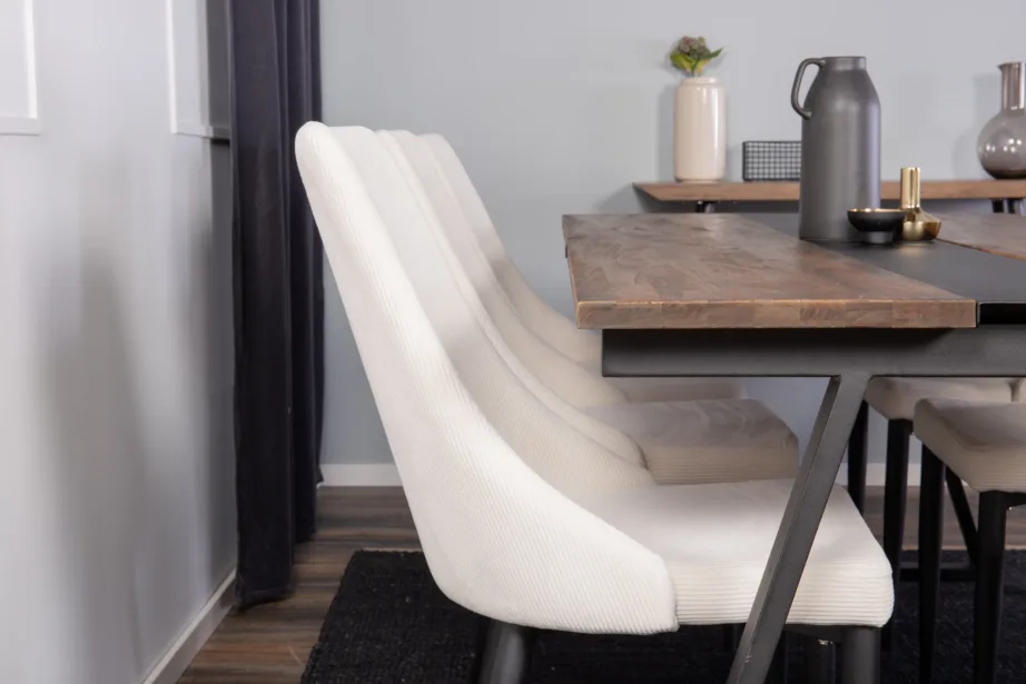 Tiigipuidust söögilaud Jakarta musta terasega ning beežid Leone toolid, GR24001 – 5