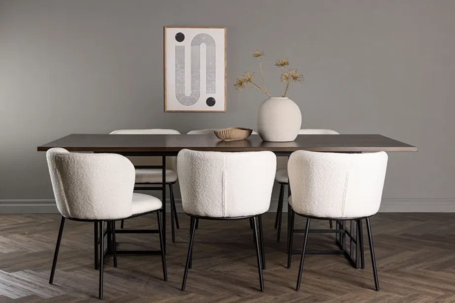 Tumepruun söögilaud Ystad (tammespoon, 220×100 cm) ja polsterdatud söögitool Edina (valge buklee, mustad metalljalad), GR23763 – 5