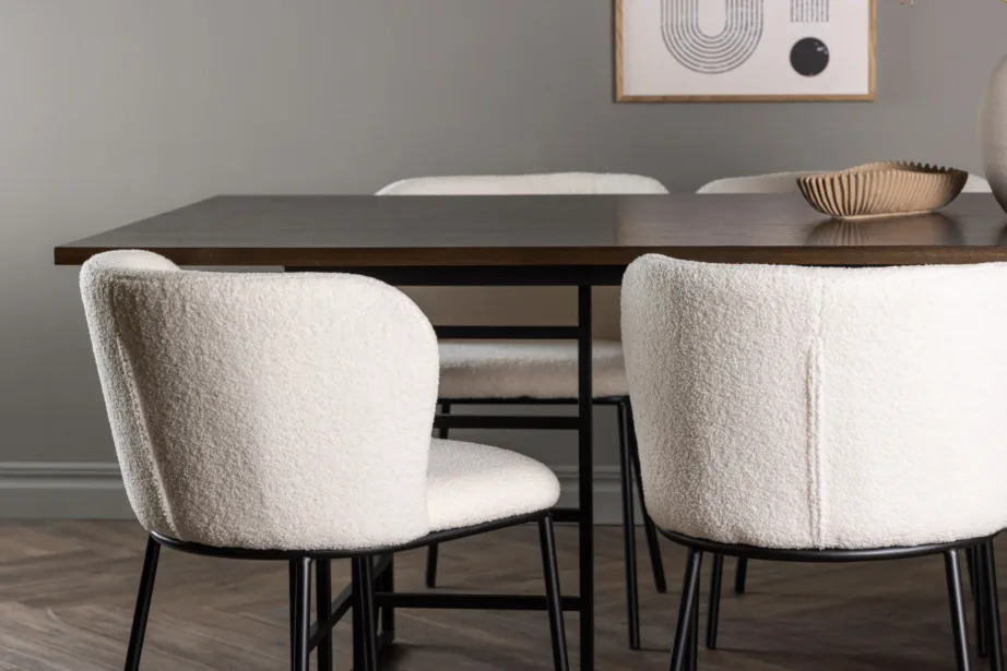 Tumepruun söögilaud Ystad (tammespoon, 220×100 cm) ja polsterdatud söögitool Edina (valge buklee, mustad metalljalad), GR23763 – 6