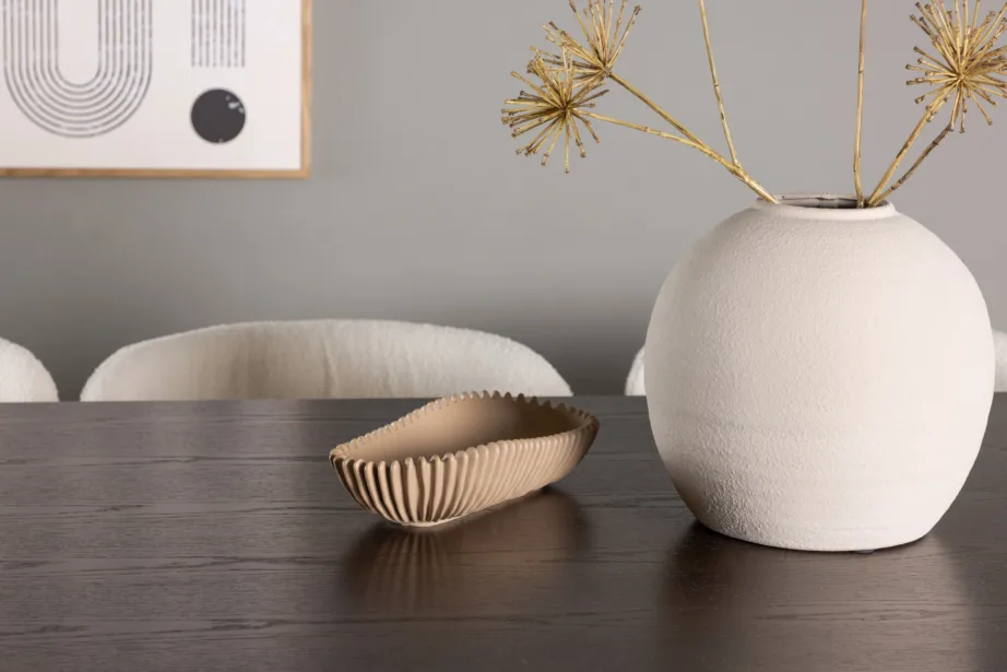 Tumepruun söögilaud Ystad (tammespoon, 220×100 cm) ja polsterdatud söögitool Edina (valge buklee, mustad metalljalad), GR23763 – 7