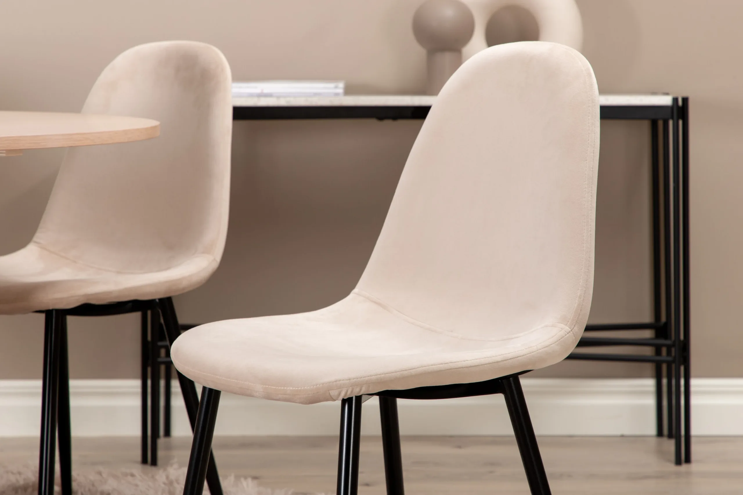 Ümar söögilauakomplekt Bianca (valge peitsiga MDF, 4 beeži velvetkattega tooli) - GR22287
