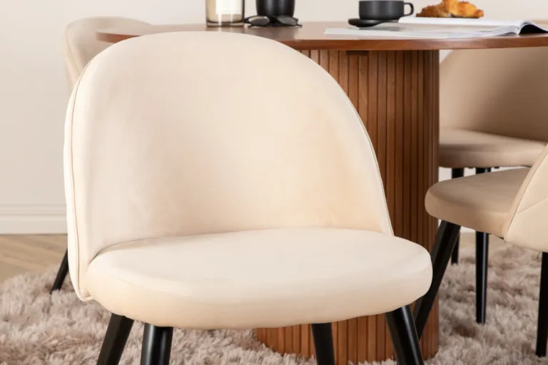 Ümar söögilaud Bianca pähklispooniga ja beežid velvettoolid - GR22492