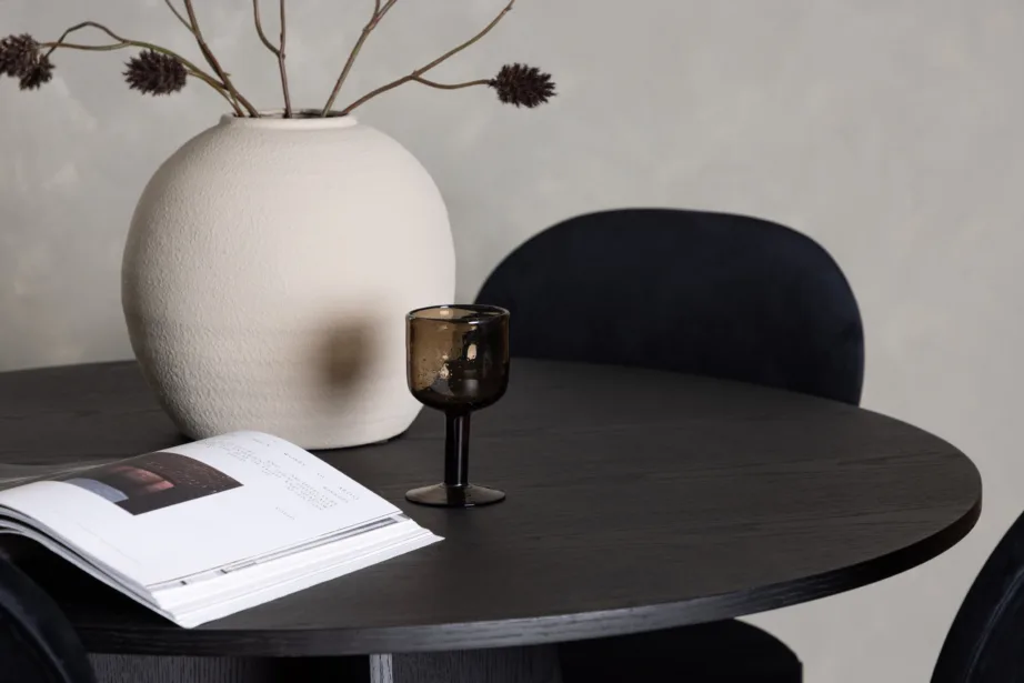 Ümar söögilaud Bootcut (must MDF, ø110cm) ja sametist Stella toolid (must), GR23791 – 6